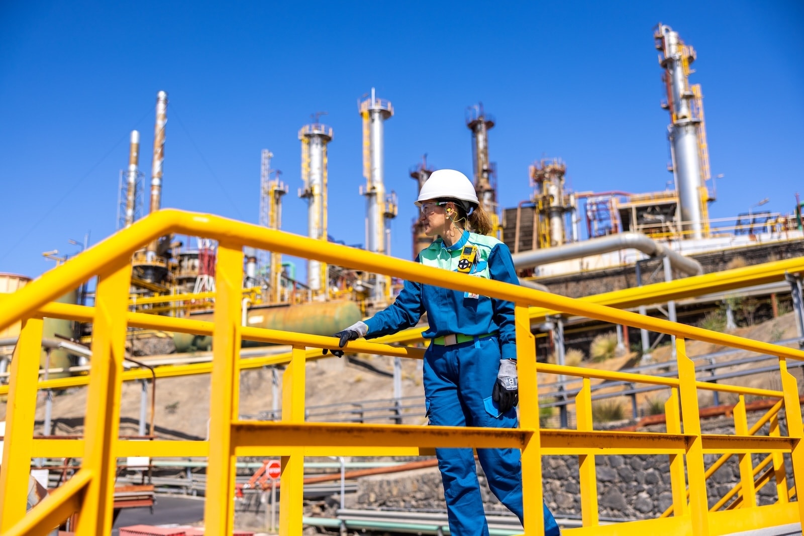 psm_6521refineria_tenerife_personal_con_ropa_nueva_moeve.jpg