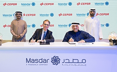 El consejero delegado de Cepsa, Philippe Boisseau, y el consejero delegado de Masdar, Mohamed Jameel Al Ramahi, durante la firma del acuerdo.<br>