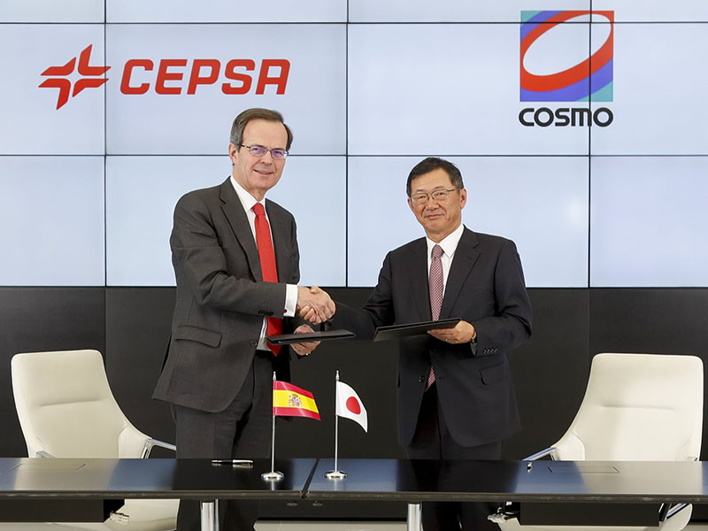 Pedro Miró and Hiroshi Kiriyama during the signing ceremony