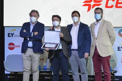 Álvaro Casals, Responsable de Compensación y Beneficios y Rafael Venegas, Responsable de Beneficios (en el centro) en el acto de entrega del premio