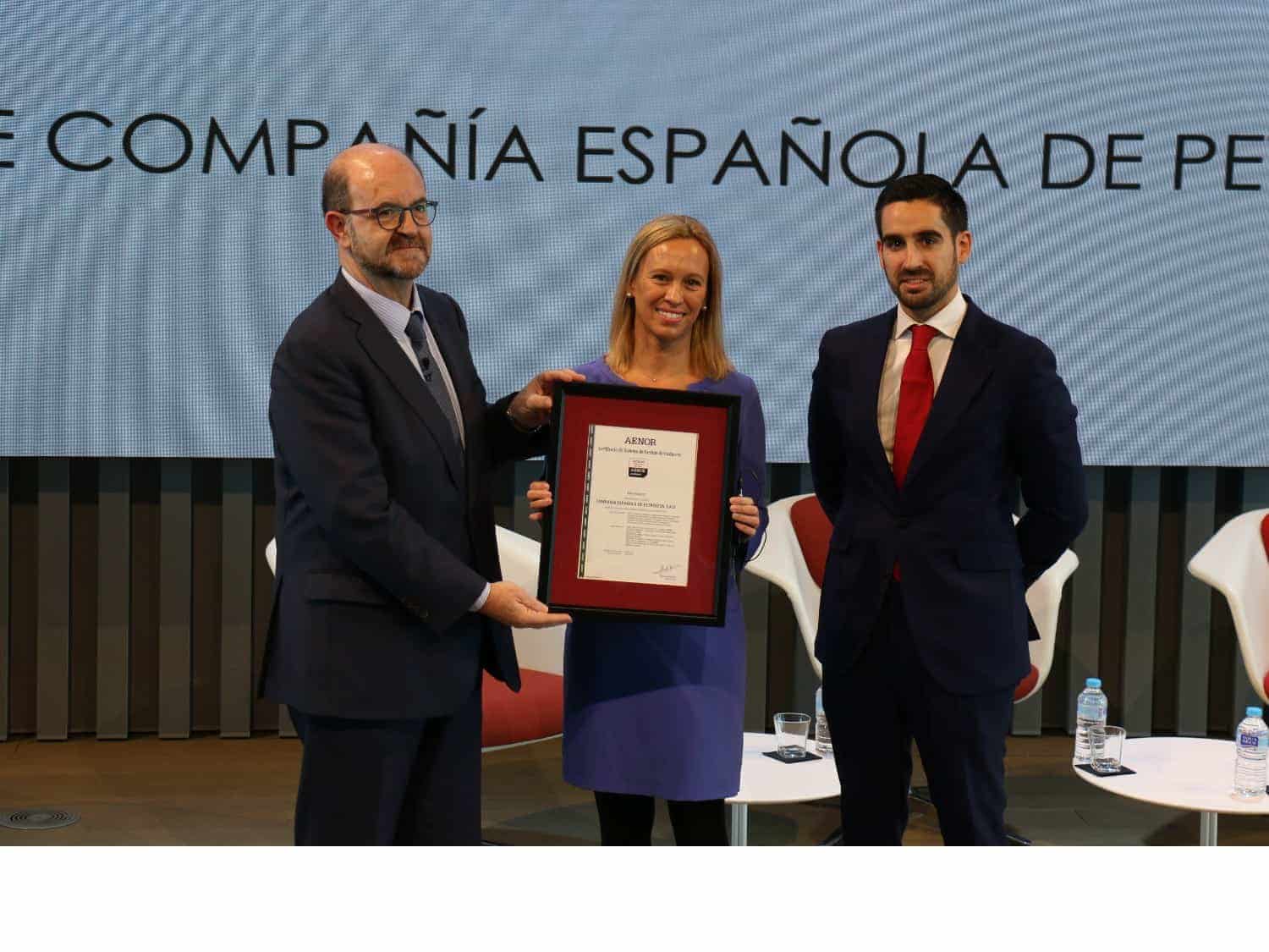 Manuel Romero, Director de Marketing Sectorial de AENOR, Cristina Fabre, directora de Auditoría Interna, Cumplimiento y Riesgos de Cepsa, Javier Nájera, responsable de Ética y Cumplimiento de Cepsa.