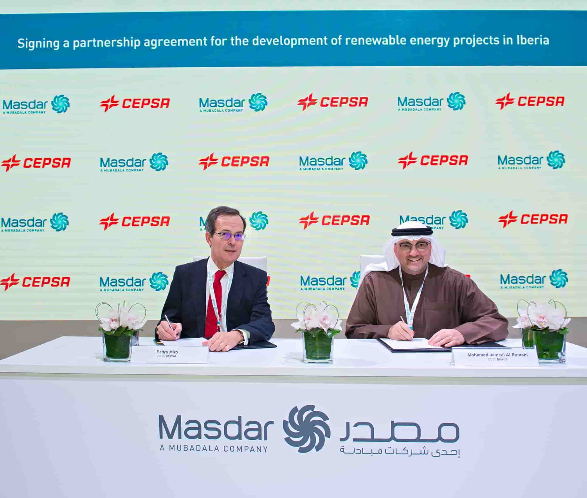 Pedro Miró, CEO de Cepsa, y Mohammed Jameel Al Ramahi, CEO de Masdar, durante la firma del acuerdo.