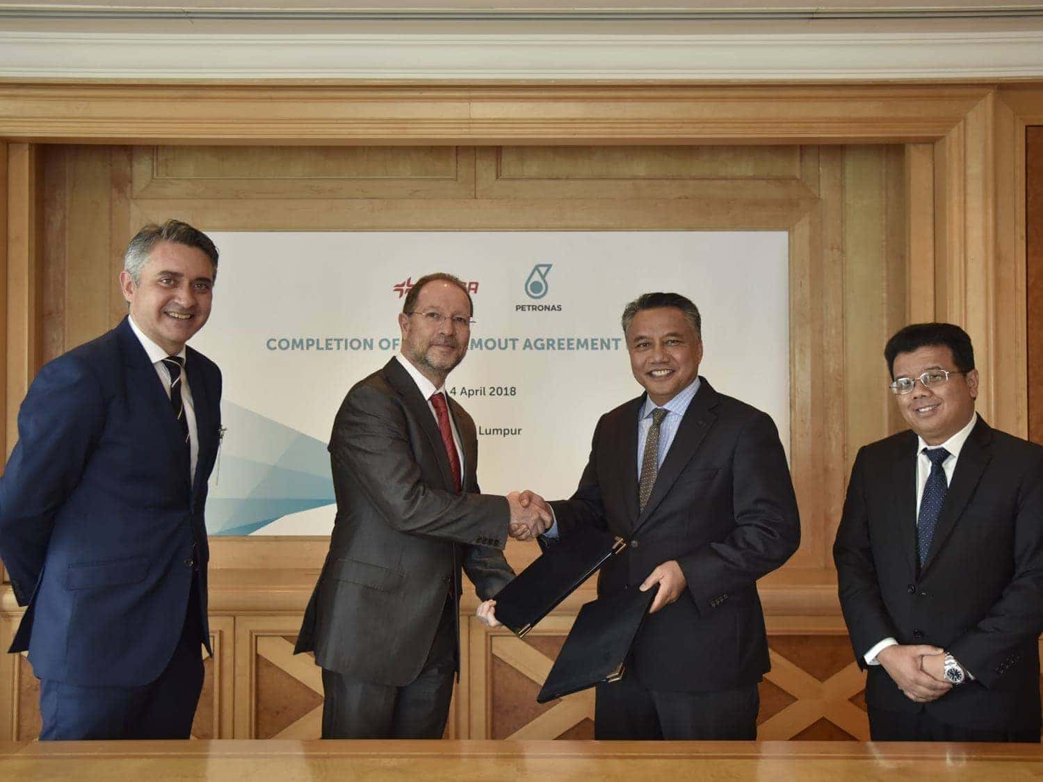 De izquierda a derecha: Rubén Baños, responsable financiero de Cepsa en Argelia, Francisco Claver, Director de Cepsa en Argelia, Azman B A Aziz, Director General de Estrategia y Comercial de PETRONAS, y Norafizal Mat Saad, Director General de Desarrollo y Producción de Activos Internacionales de PETRONAS.