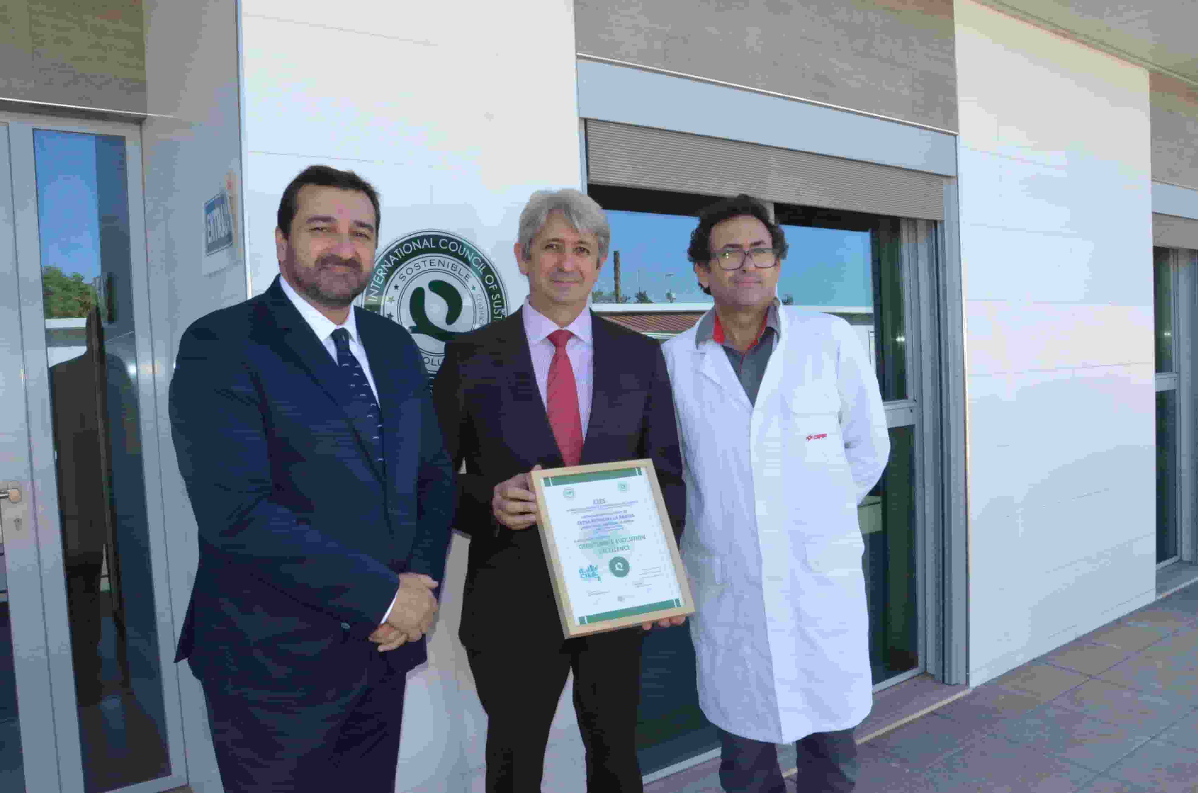 Antonio Montaño, presidente de CIES, Jose Antonio Agüera, director de Refinería La Rábida y Antonio Barrón, responsable del laboratorio de Refinería La Rábida