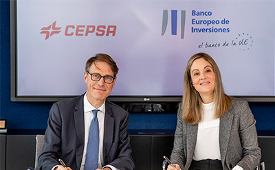 El consejero delegado de Cepsa, Philippe Boisseau, y la vicepresidenta del Banco Europeo de Inversiones, Emma Navarro, durante la firma del acuerdo. <br>