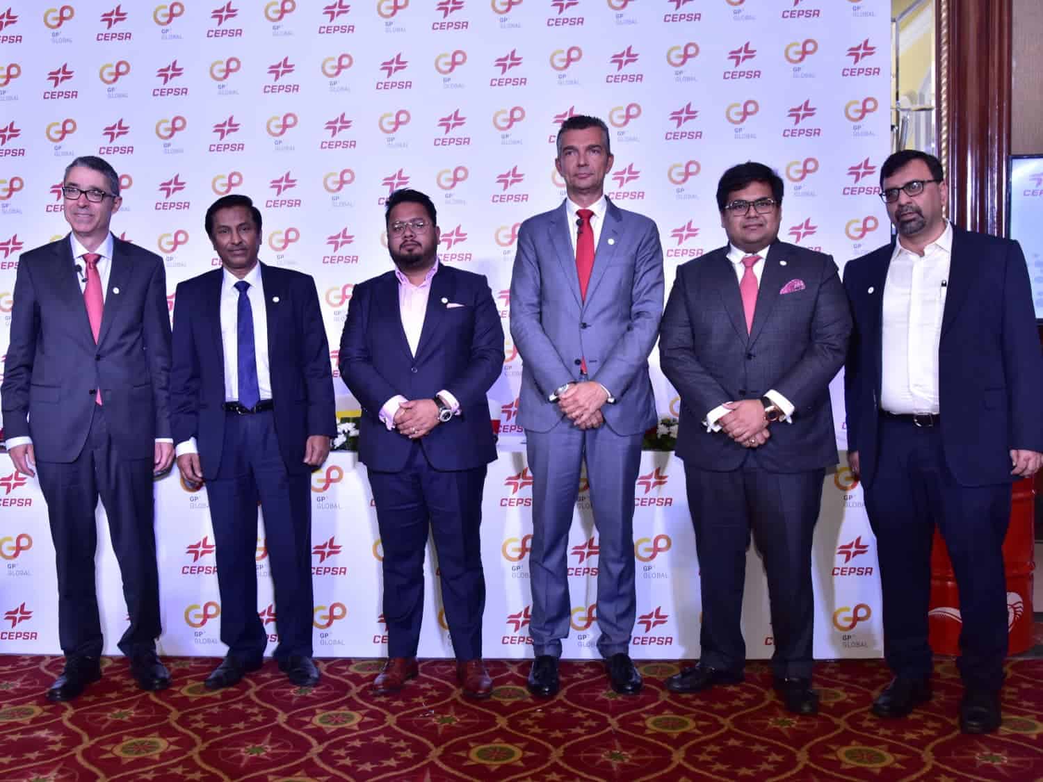 Representantes de GP Global y Cepsa en la firma del acuerdo en Mumbai