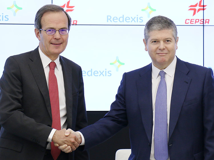 Pedro Miró, consejero delegado de Cepsa, y Fernando Bergasa, presidente de Redexis, durante la firma del acuerdo.