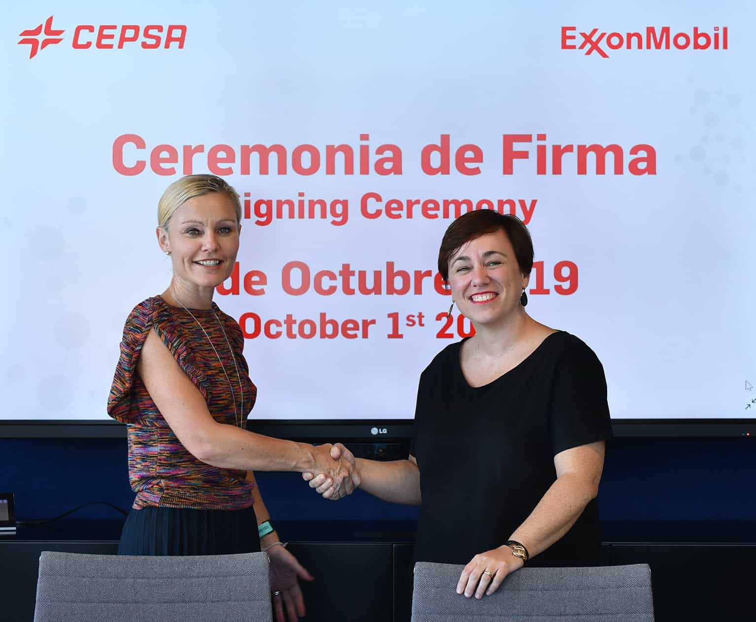 Pamela Skaufel de Exxon Mobil y Niurka Sancho, de Cepsa, durante la firma de renovación del acuerdo.