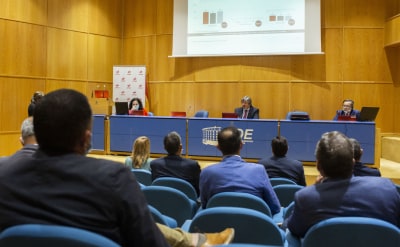 Los responsables de Protección Ambiental de los centros de Cepsa en Huelva durante la presentación de las Declaraciones Medioambientales.