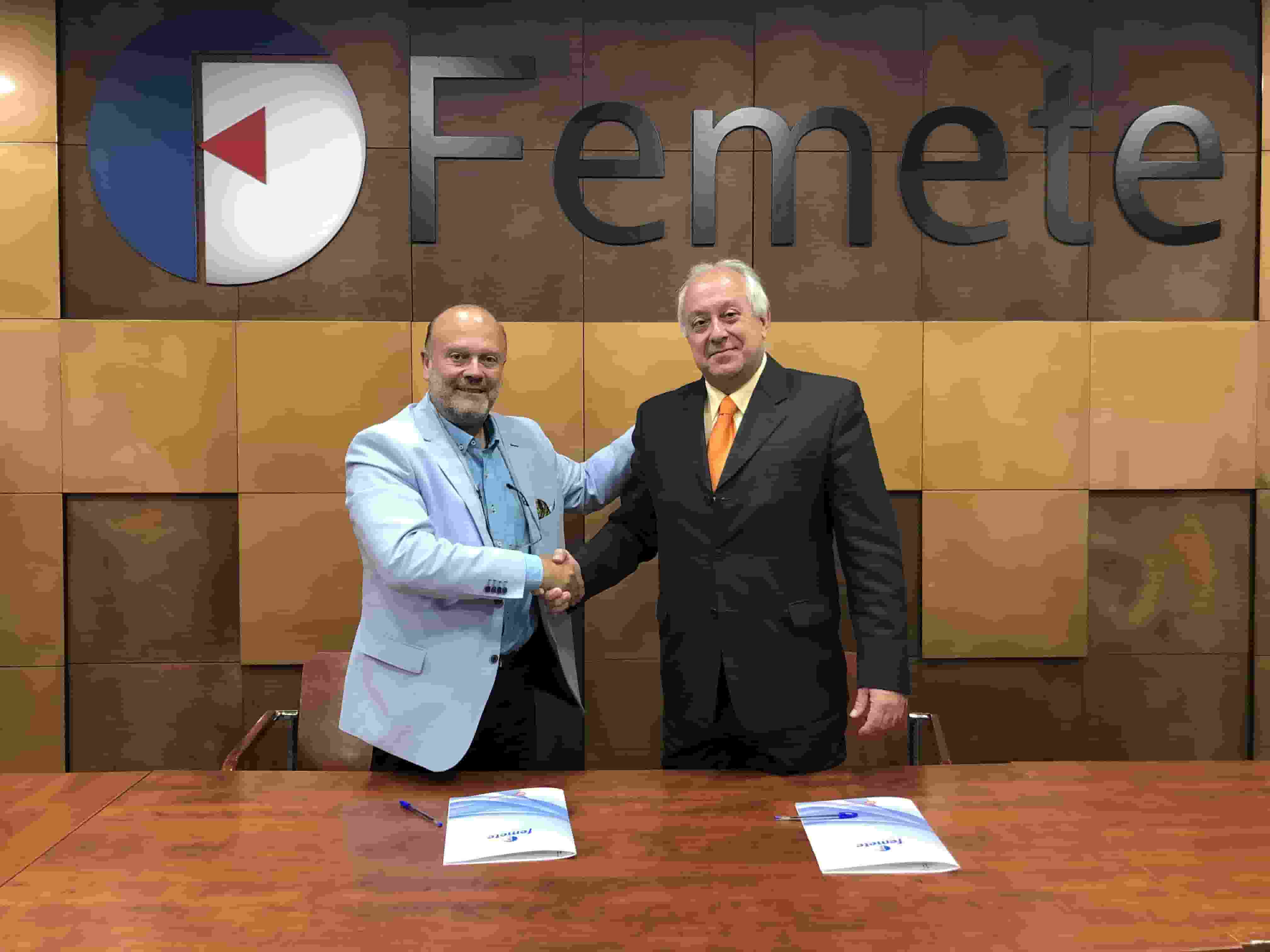 Julián Iglesias (left) and Alberto Villalobos, during the signing of the agreement